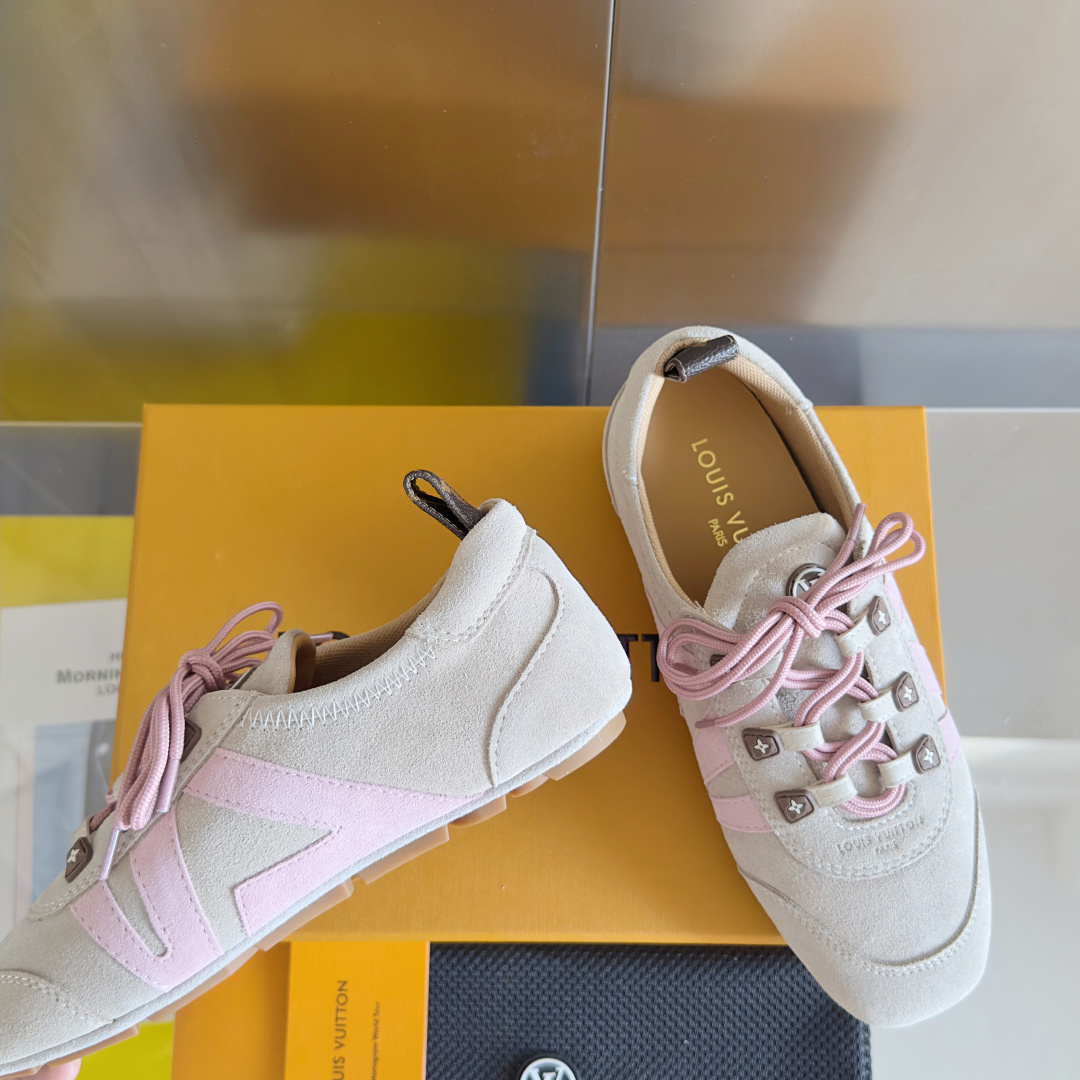 顶级版本:女款
LV路易威登 L家 驴牌 最新Sneakerina系列 情侣款 芭蕾运动鞋 德训鞋 休闲