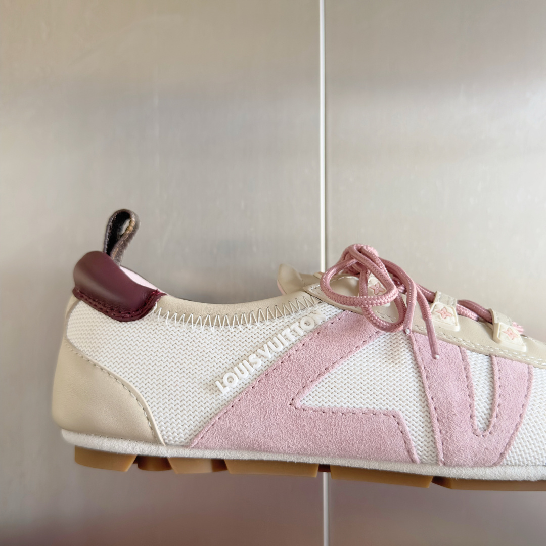 顶级版本:女款
LV路易威登 L家 驴牌 最新Sneakerina系列 情侣款 芭蕾运动鞋 德训鞋 休闲