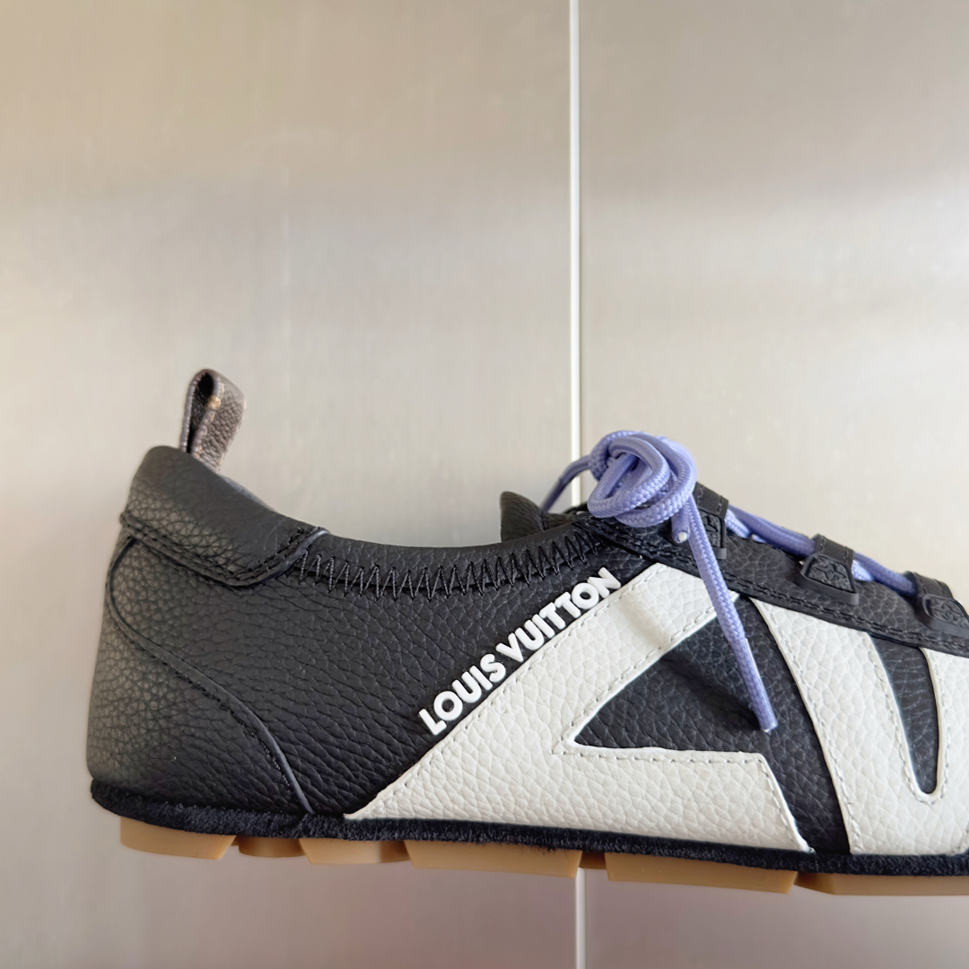 顶级版本:女款
LV路易威登 L家 驴牌 最新Sneakerina系列 情侣款 芭蕾运动鞋 德训鞋 休闲
