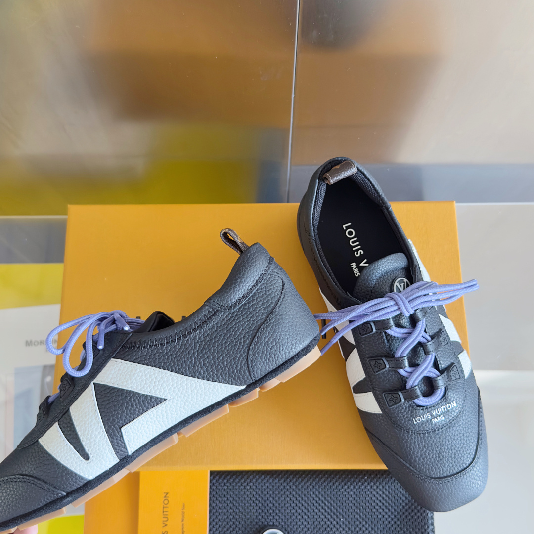 顶级版本:女款
LV路易威登 L家 驴牌 最新Sneakerina系列 情侣款 芭蕾运动鞋 德训鞋 休闲