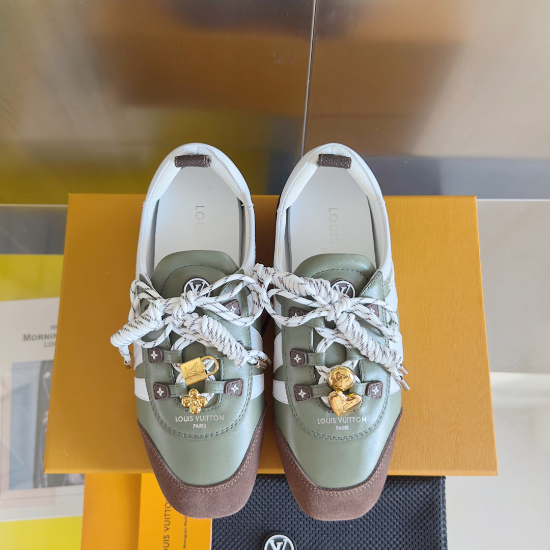 顶级版本:女款
LV路易威登 L家 驴牌 最新Sneakerina系列 情侣款 芭蕾运动鞋 德训鞋 休闲