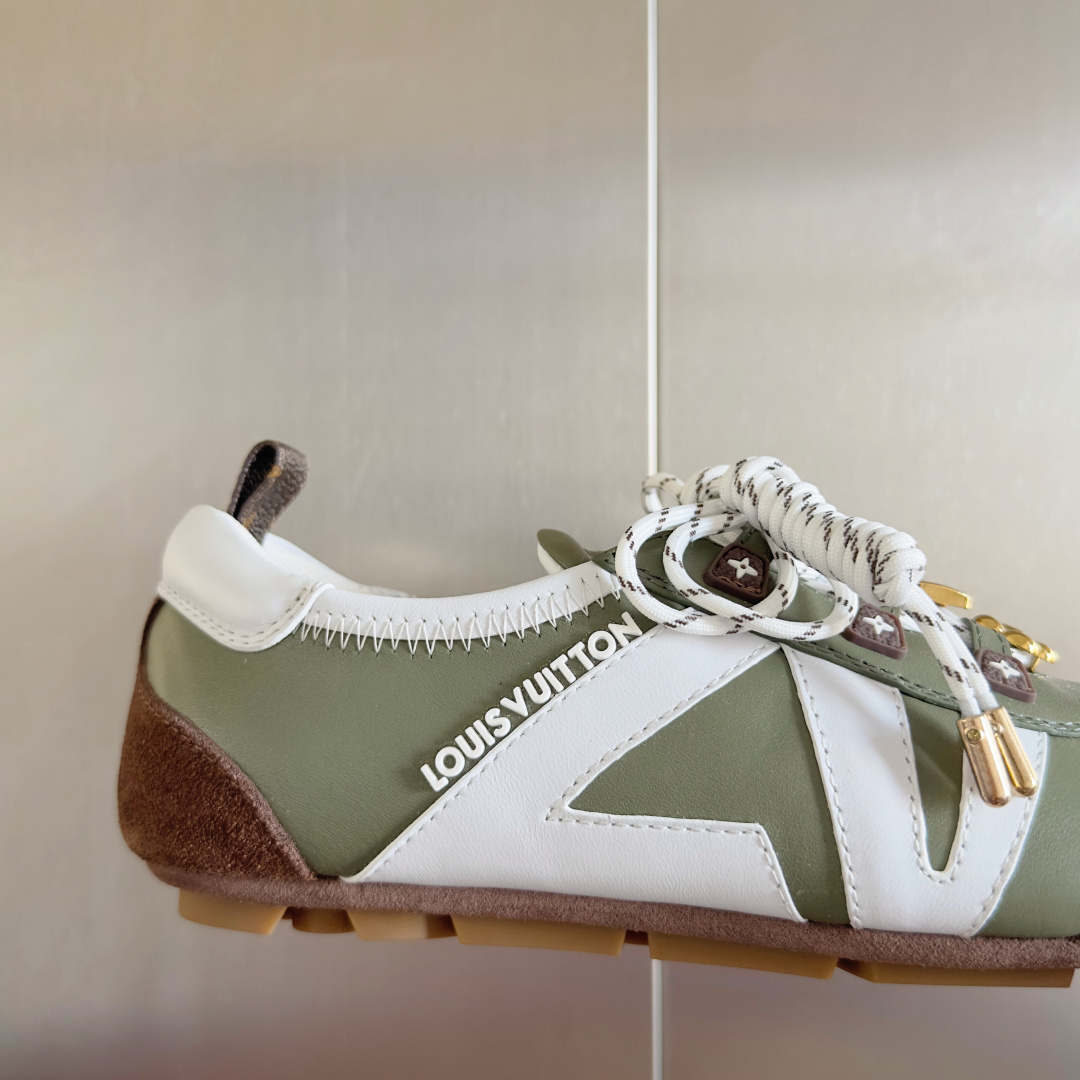 顶级版本:女款
LV路易威登 L家 驴牌 最新Sneakerina系列 情侣款 芭蕾运动鞋 德训鞋 休闲