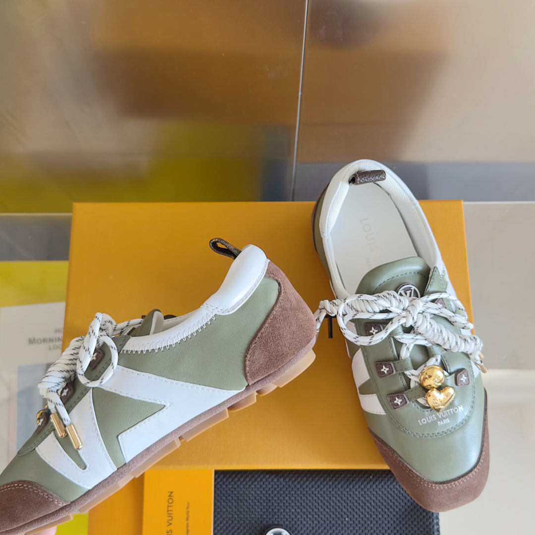 顶级版本:女款
LV路易威登 L家 驴牌 最新Sneakerina系列 情侣款 芭蕾运动鞋 德训鞋 休闲