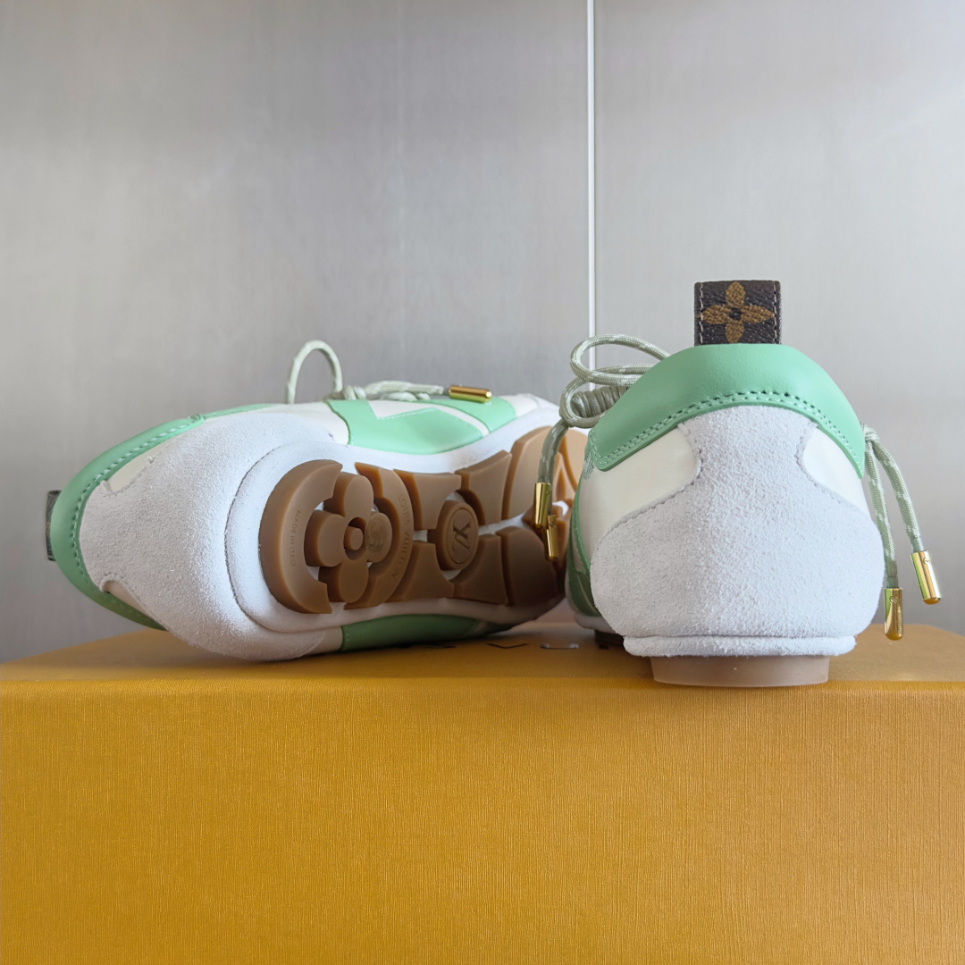 顶级版本:女款
LV路易威登 L家 驴牌 最新Sneakerina系列 情侣款 芭蕾运动鞋 德训鞋 休闲