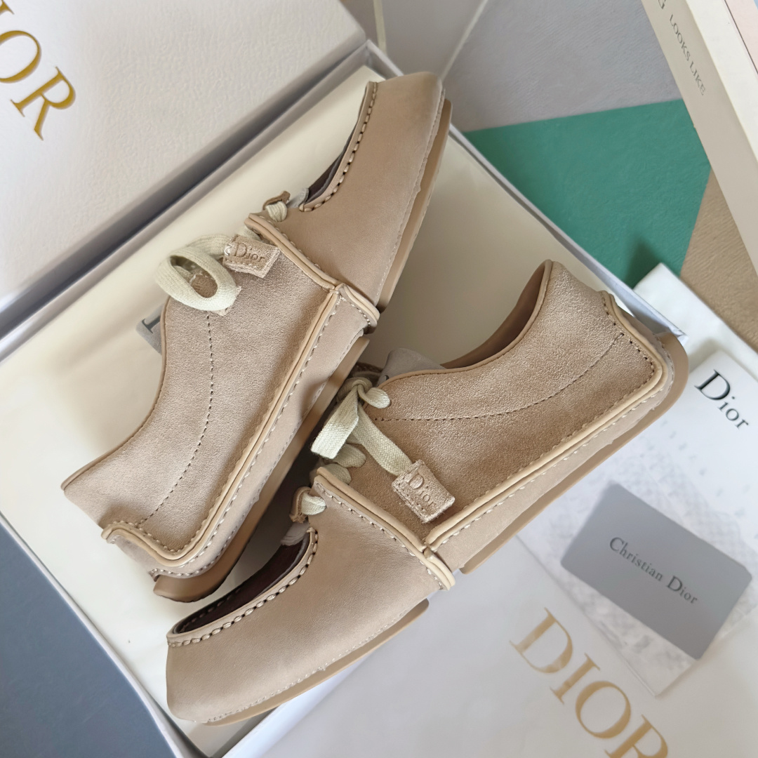 顶级版本:情侣款
Dior迪奥 Roadie 系列 走秀 情侣款 手工 休闲 运动鞋
原版购入开发 做货