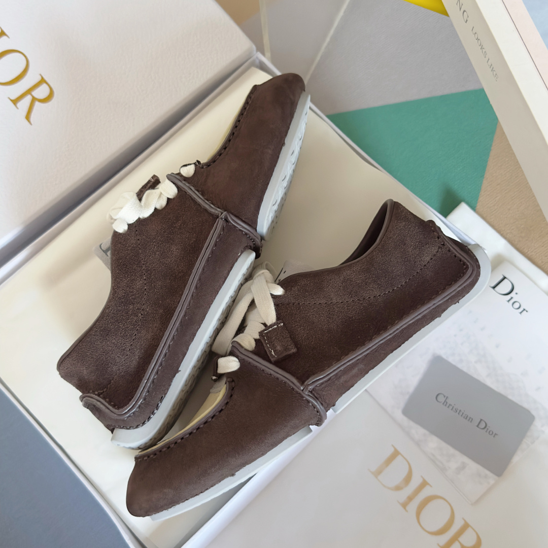 顶级版本:情侣款
Dior迪奥 Roadie 系列 走秀 情侣款 手工 休闲 运动鞋
原版购入开发 做货