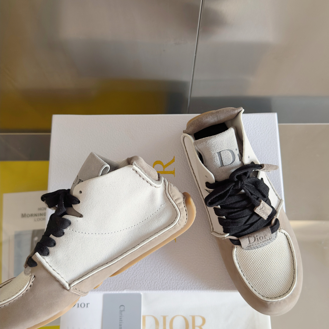 顶级版本:情侣款
Dior迪奥 Roadie 系列 走秀 情侣款 手工 休闲 运动鞋
原版购入开发 做货