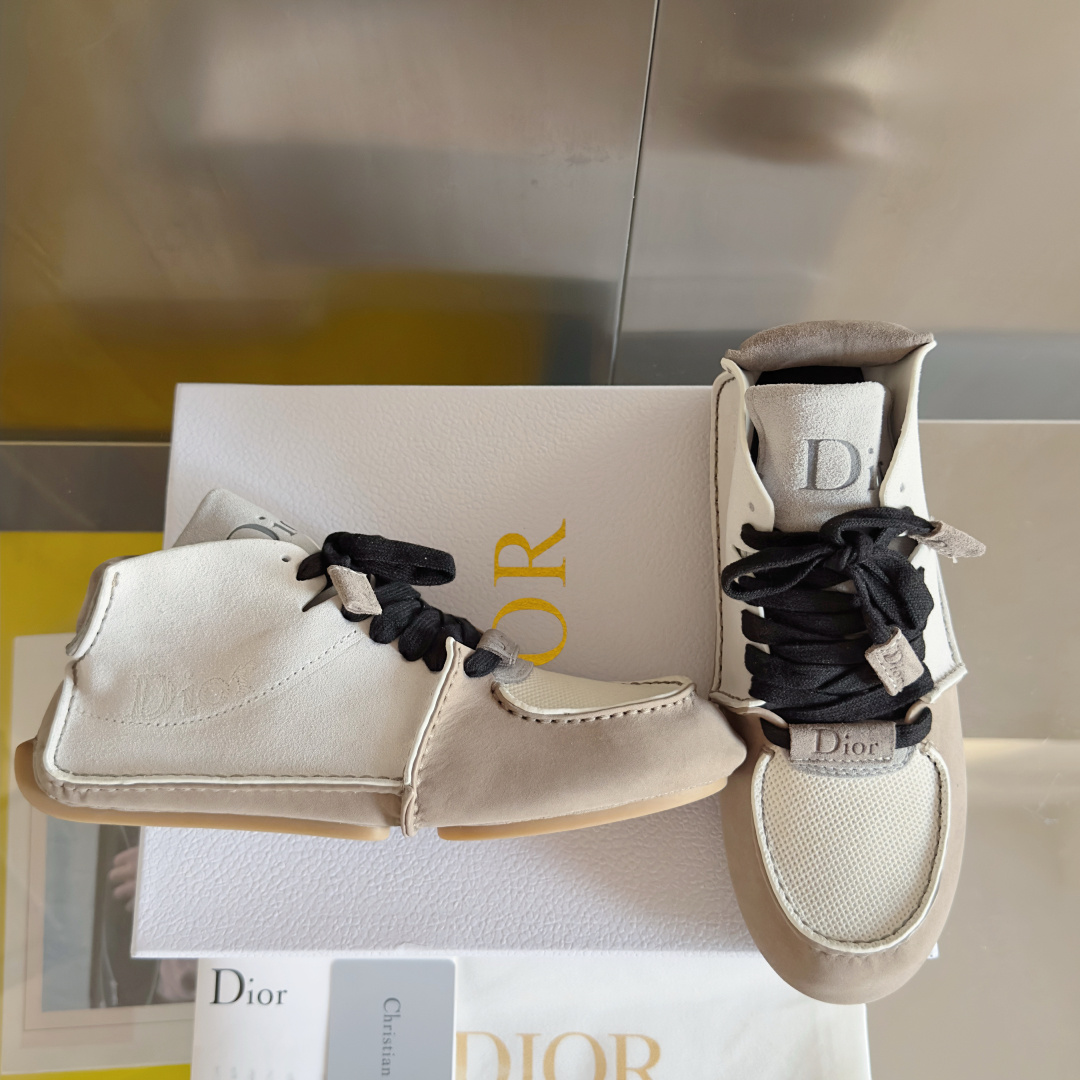 顶级版本:情侣款
Dior迪奥 Roadie 系列 走秀 情侣款 手工 休闲 运动鞋
原版购入开发 做货