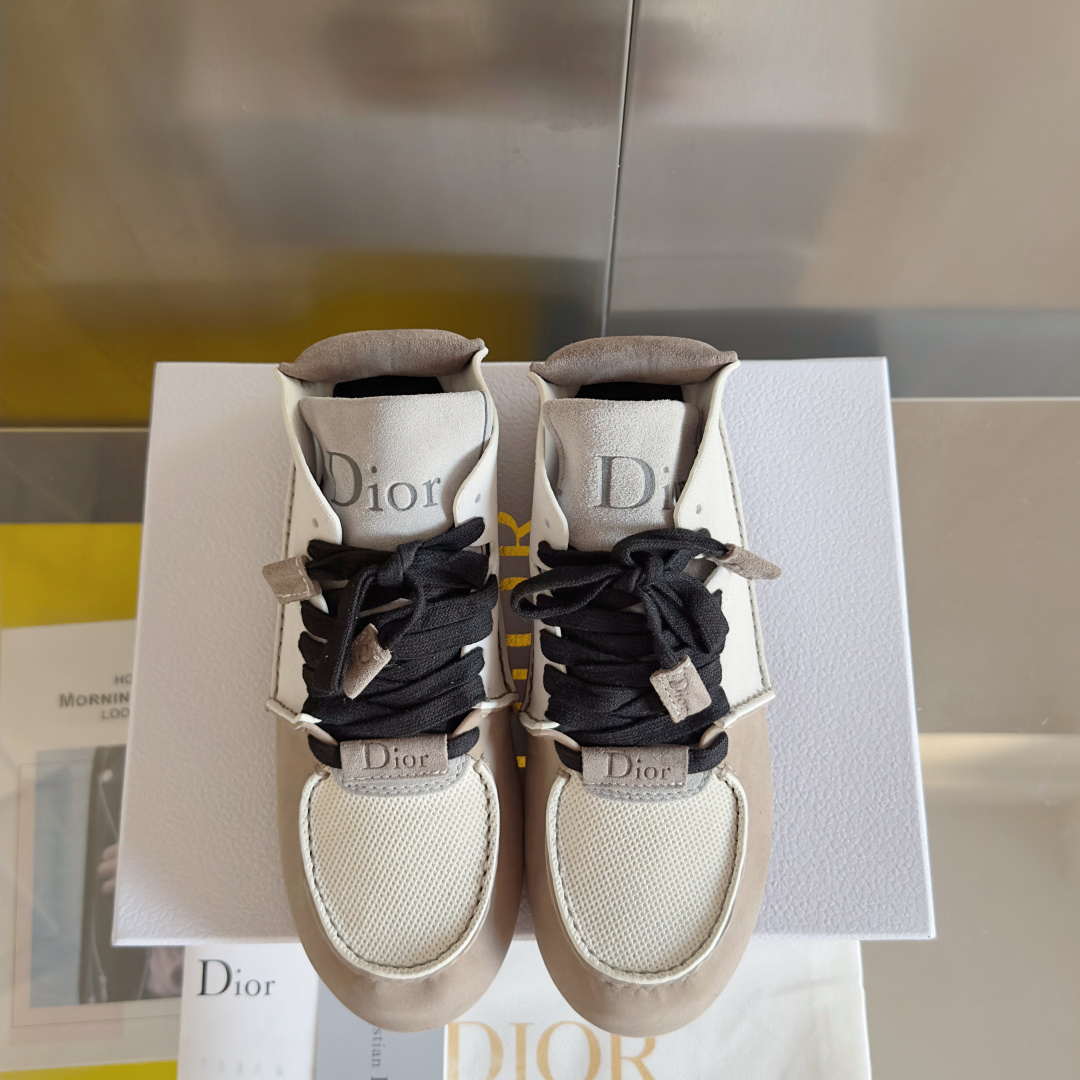 顶级版本:情侣款
Dior迪奥 Roadie 系列 走秀 情侣款 手工 休闲 运动鞋
原版购入开发 做货