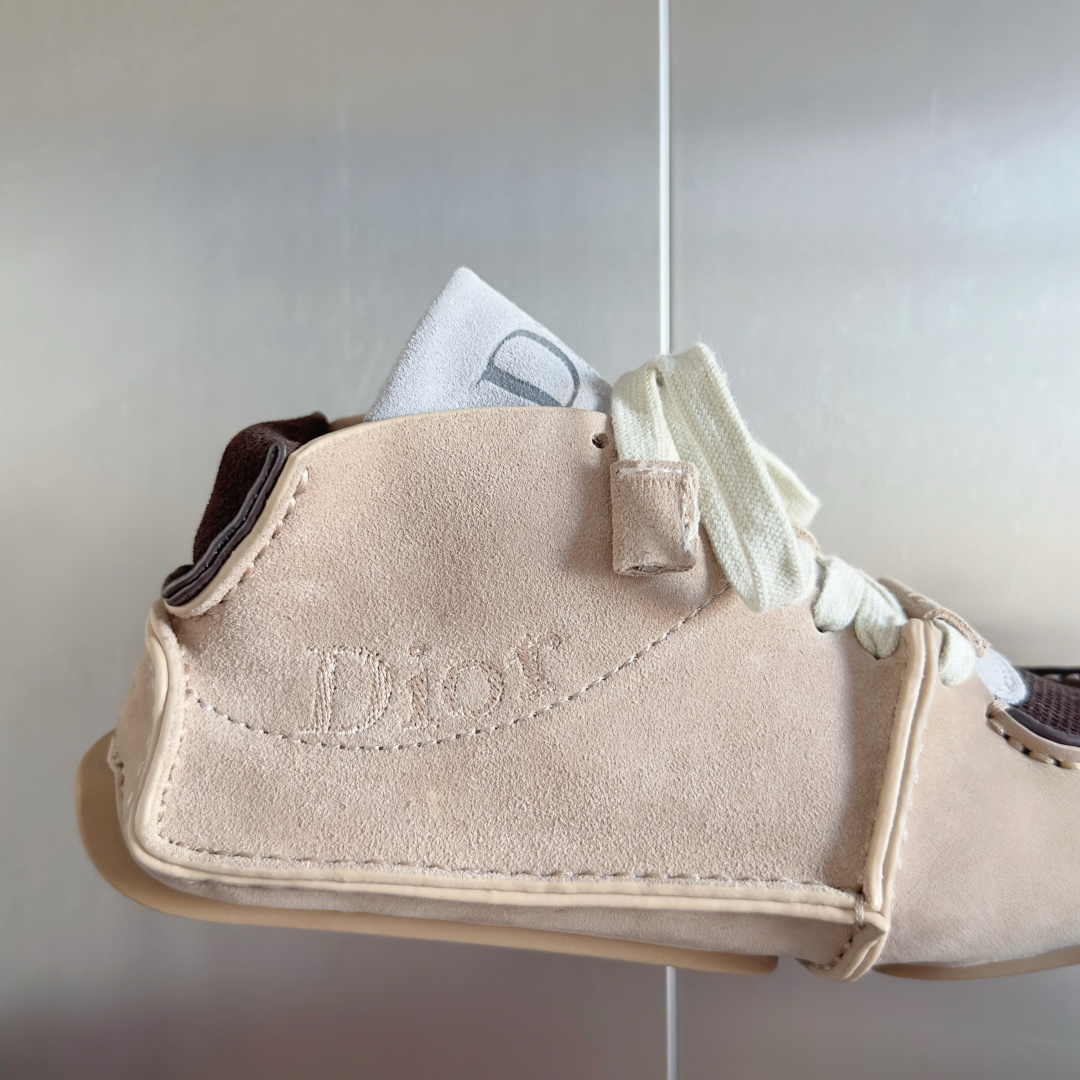 顶级版本:情侣款
Dior迪奥 Roadie 系列 走秀 情侣款 手工 休闲 运动鞋
原版购入开发 做货