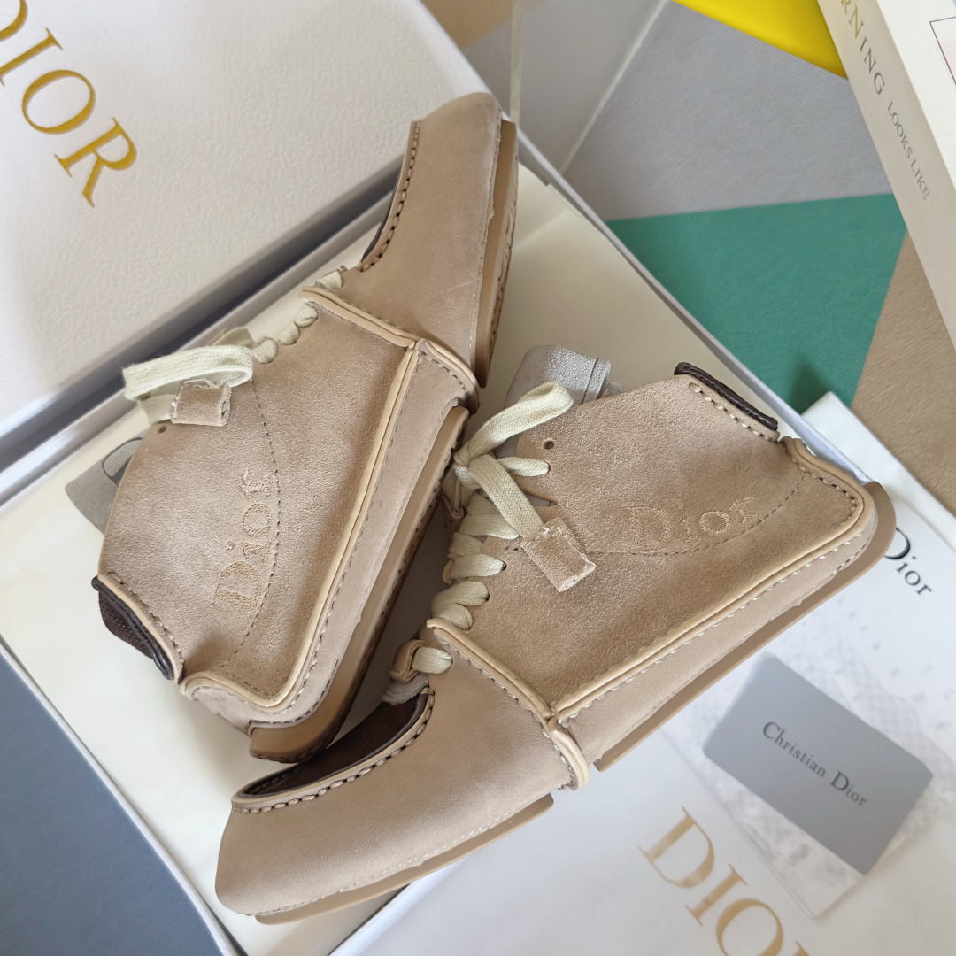 顶级版本:情侣款
Dior迪奥 Roadie 系列 走秀 情侣款 手工 休闲 运动鞋
原版购入开发 做货