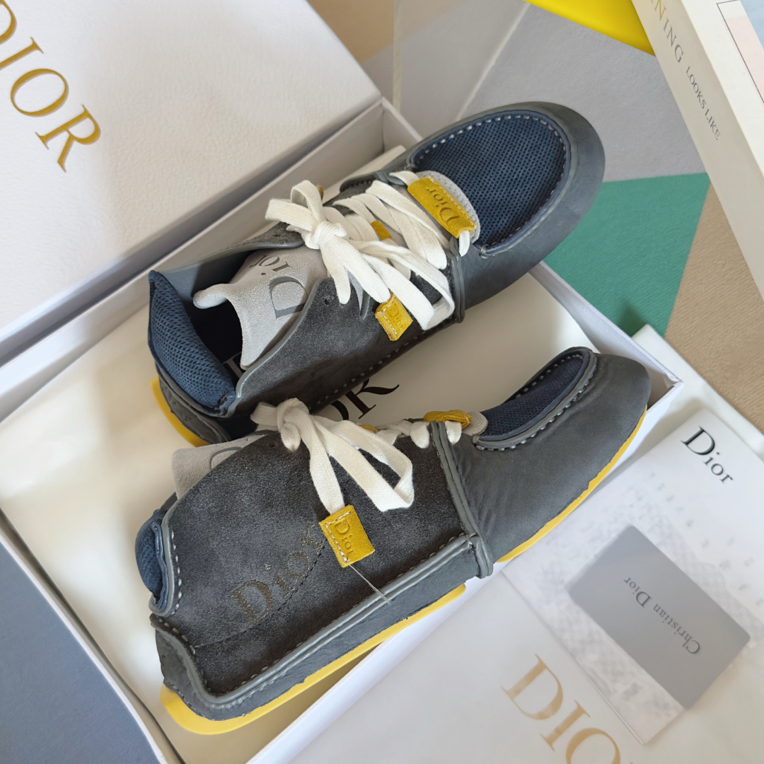 顶级版本:情侣款
Dior迪奥 Roadie 系列 走秀 情侣款 手工 休闲 运动鞋
原版购入开发 做货