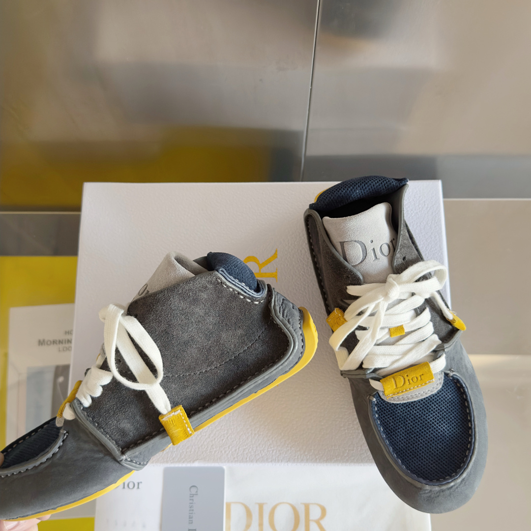 顶级版本:情侣款
Dior迪奥 Roadie 系列 走秀 情侣款 手工 休闲 运动鞋
原版购入开发 做货