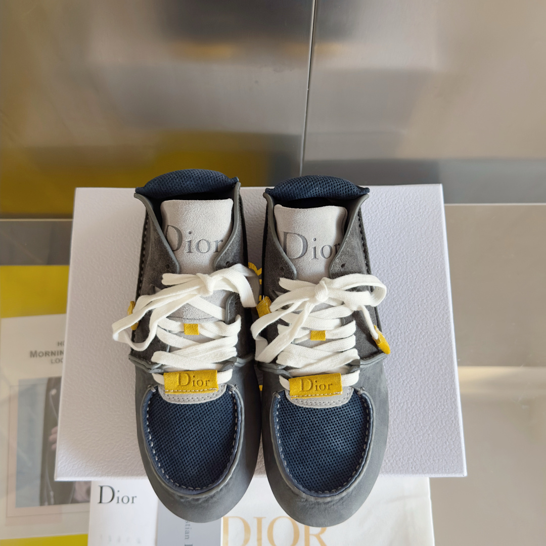 顶级版本:情侣款
Dior迪奥 Roadie 系列 走秀 情侣款 手工 休闲 运动鞋
原版购入开发 做货