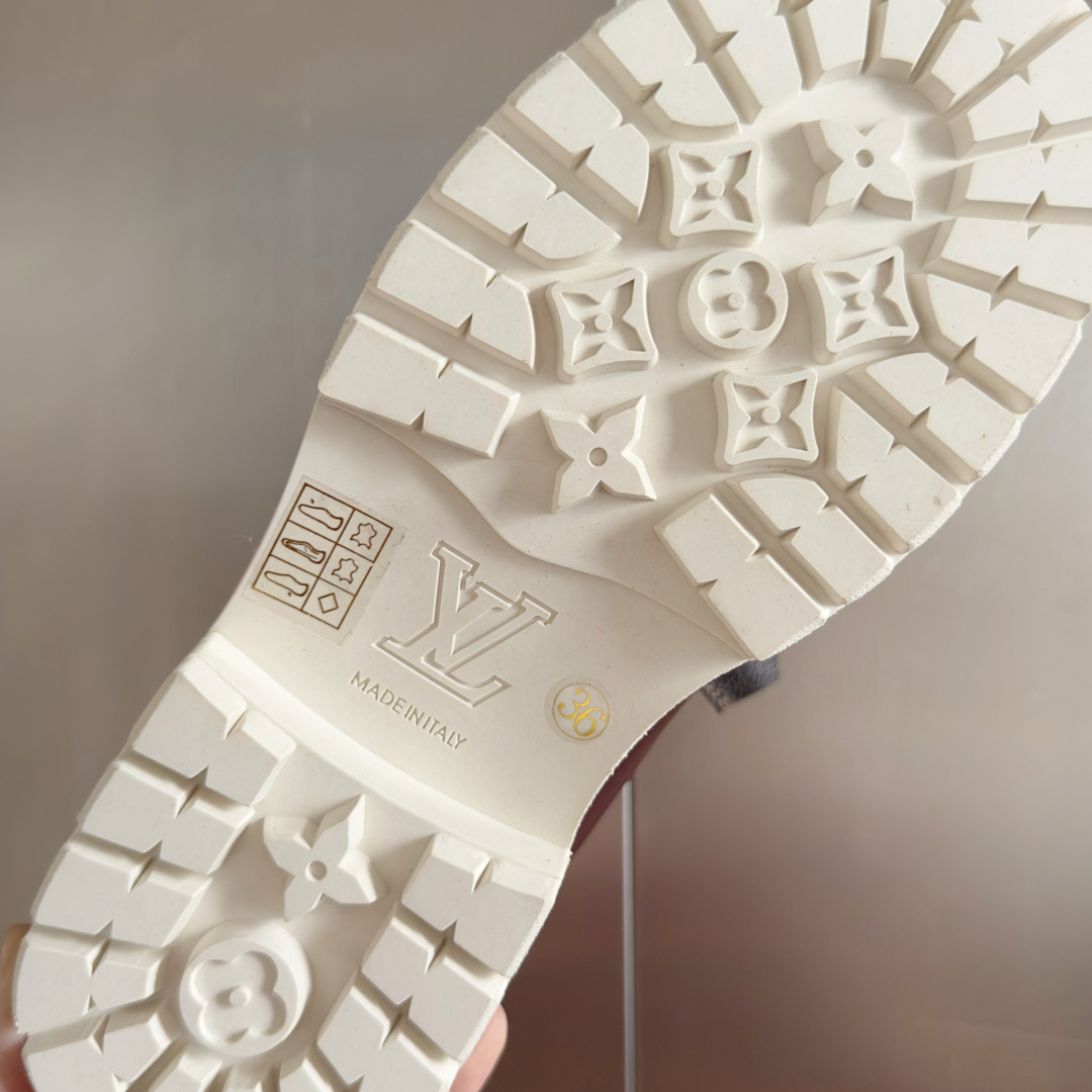 顶级版本:情侣款
LV 路易威登 L家 驴牌 Remix系列 登山靴 系带 厚底 德比鞋
原版购入开发