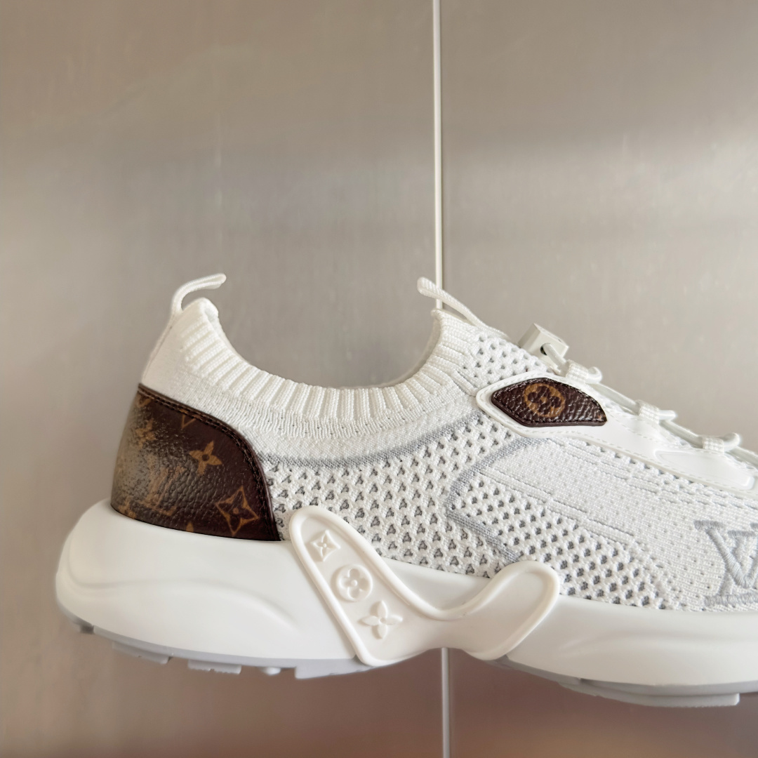 顶级版本:情侣款
LV 路易威登L家 驴牌 最新Olympia系列 情侣款 飞织 针织 休闲 运动鞋 跑