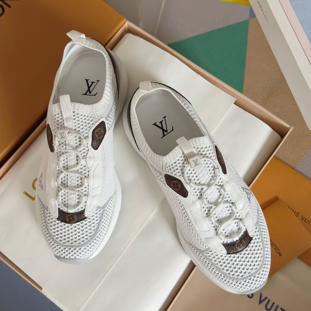 顶级版本:情侣款
LV 路易威登L家 驴牌 最新Olympia系列 情侣款 飞织 针织 休闲 运动鞋 跑