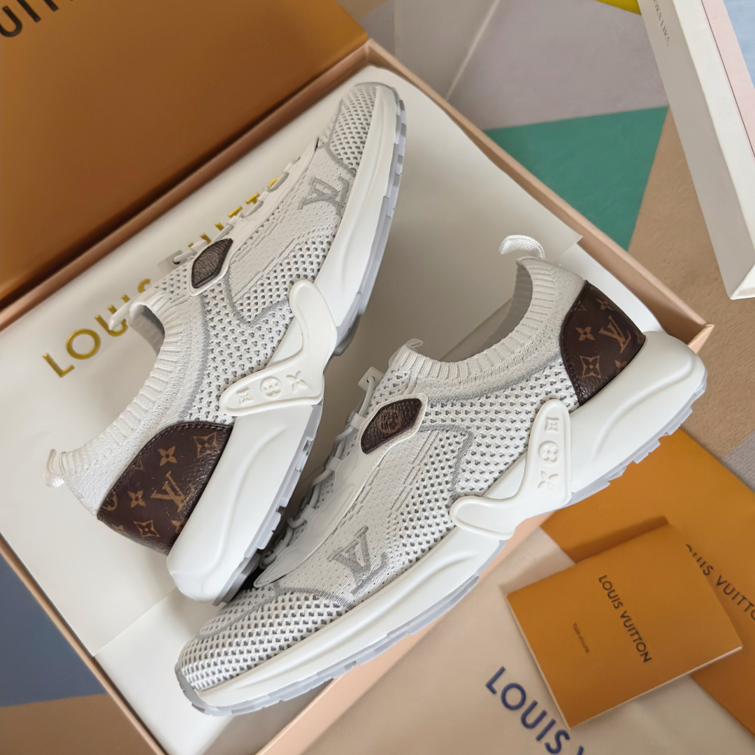顶级版本:情侣款
LV 路易威登L家 驴牌 最新Olympia系列 情侣款 飞织 针织 休闲 运动鞋 跑