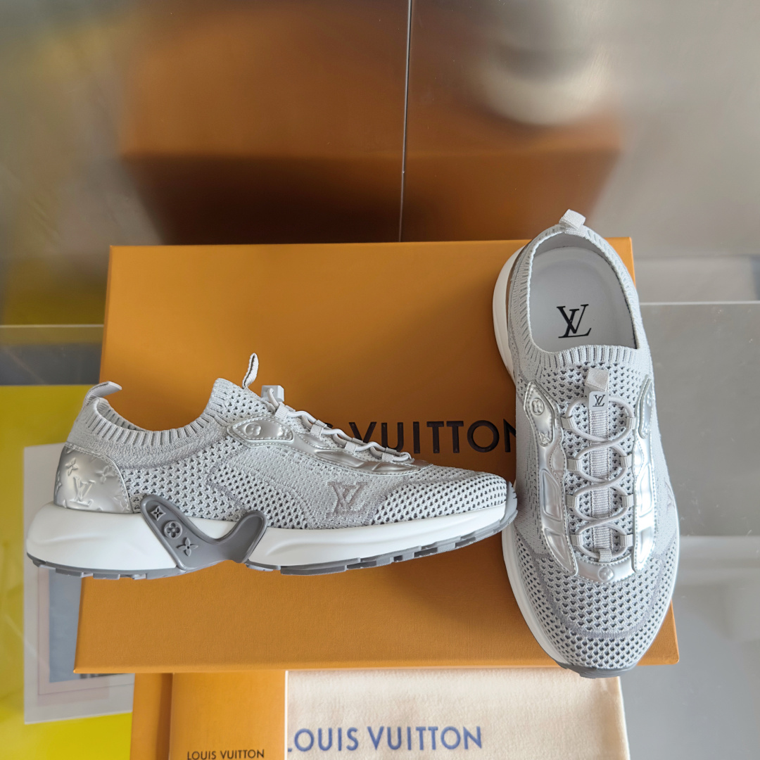 顶级版本:情侣款
LV 路易威登L家 驴牌 最新Olympia系列 情侣款 飞织 针织 休闲 运动鞋 跑