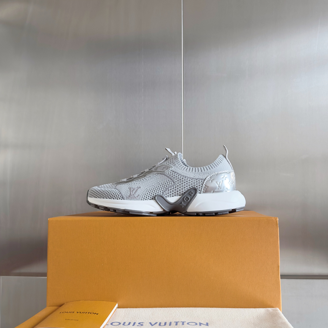 顶级版本:情侣款
LV 路易威登L家 驴牌 最新Olympia系列 情侣款 飞织 针织 休闲 运动鞋 跑