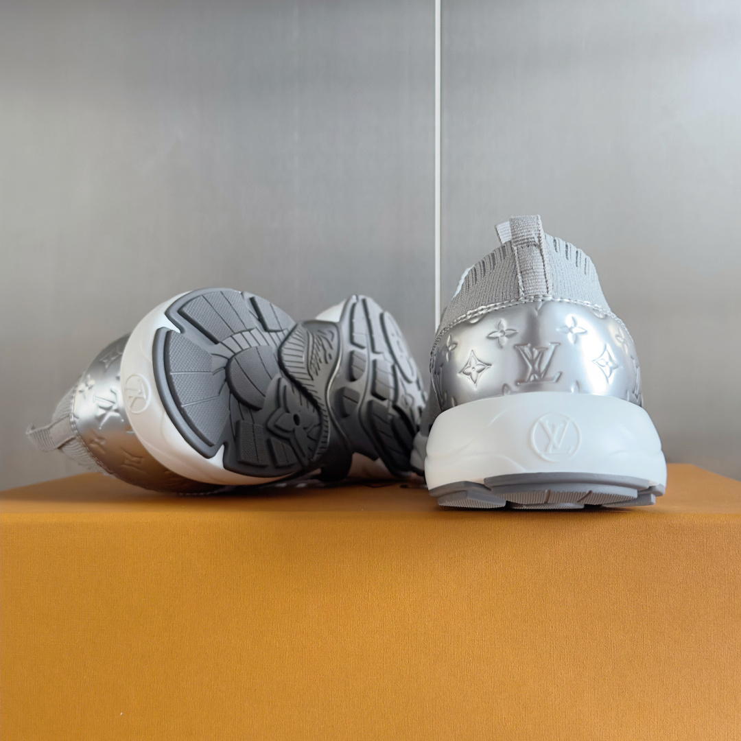 顶级版本:情侣款
LV 路易威登L家 驴牌 最新Olympia系列 情侣款 飞织 针织 休闲 运动鞋 跑
