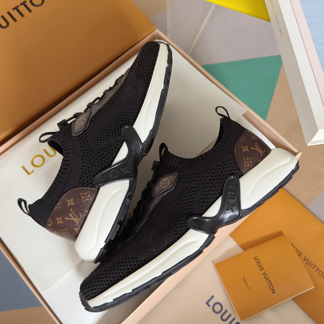 顶级版本:情侣款
LV 路易威登L家 驴牌 最新Olympia系列 情侣款 飞织 针织 休闲 运动鞋 跑