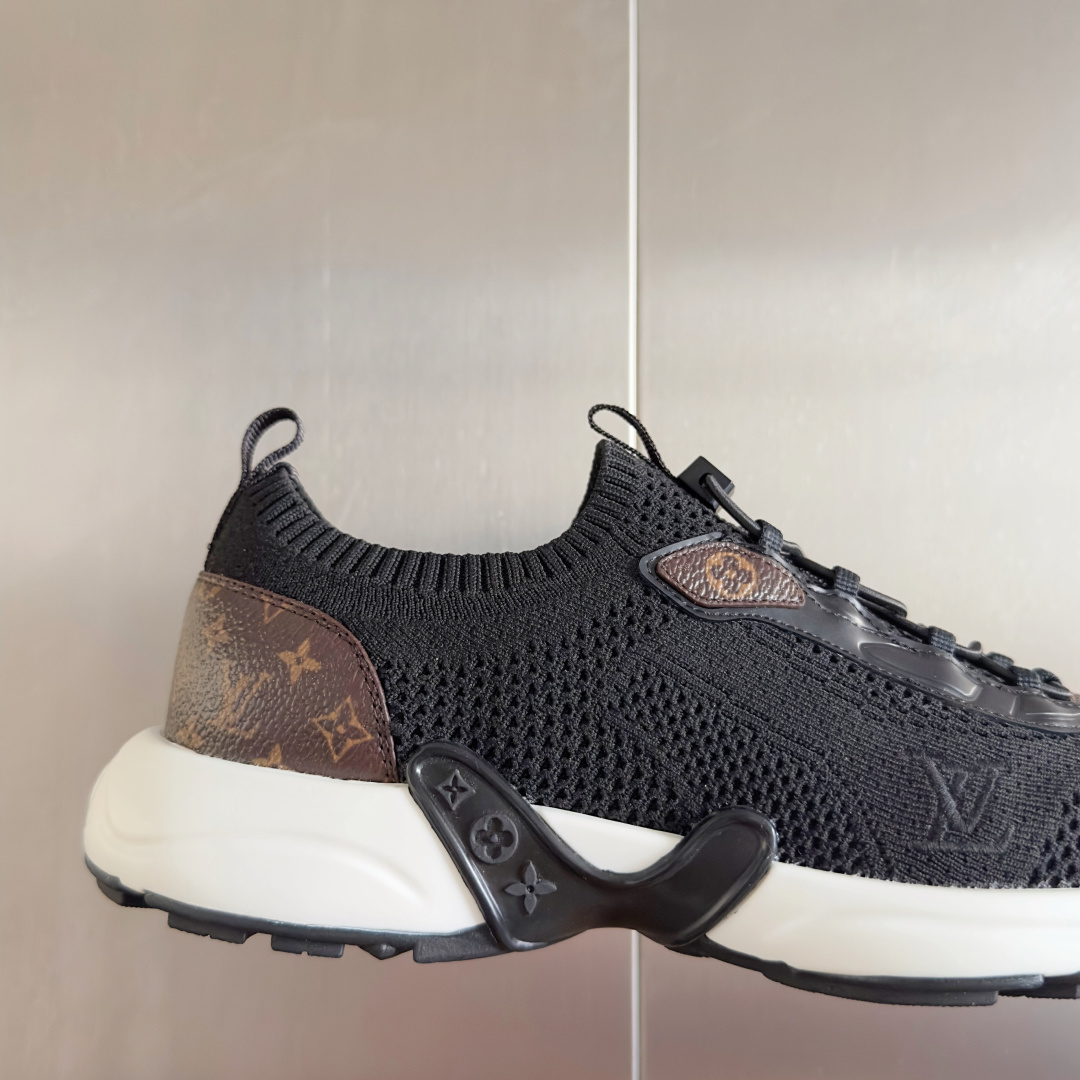 顶级版本:情侣款
LV 路易威登L家 驴牌 最新Olympia系列 情侣款 飞织 针织 休闲 运动鞋 跑