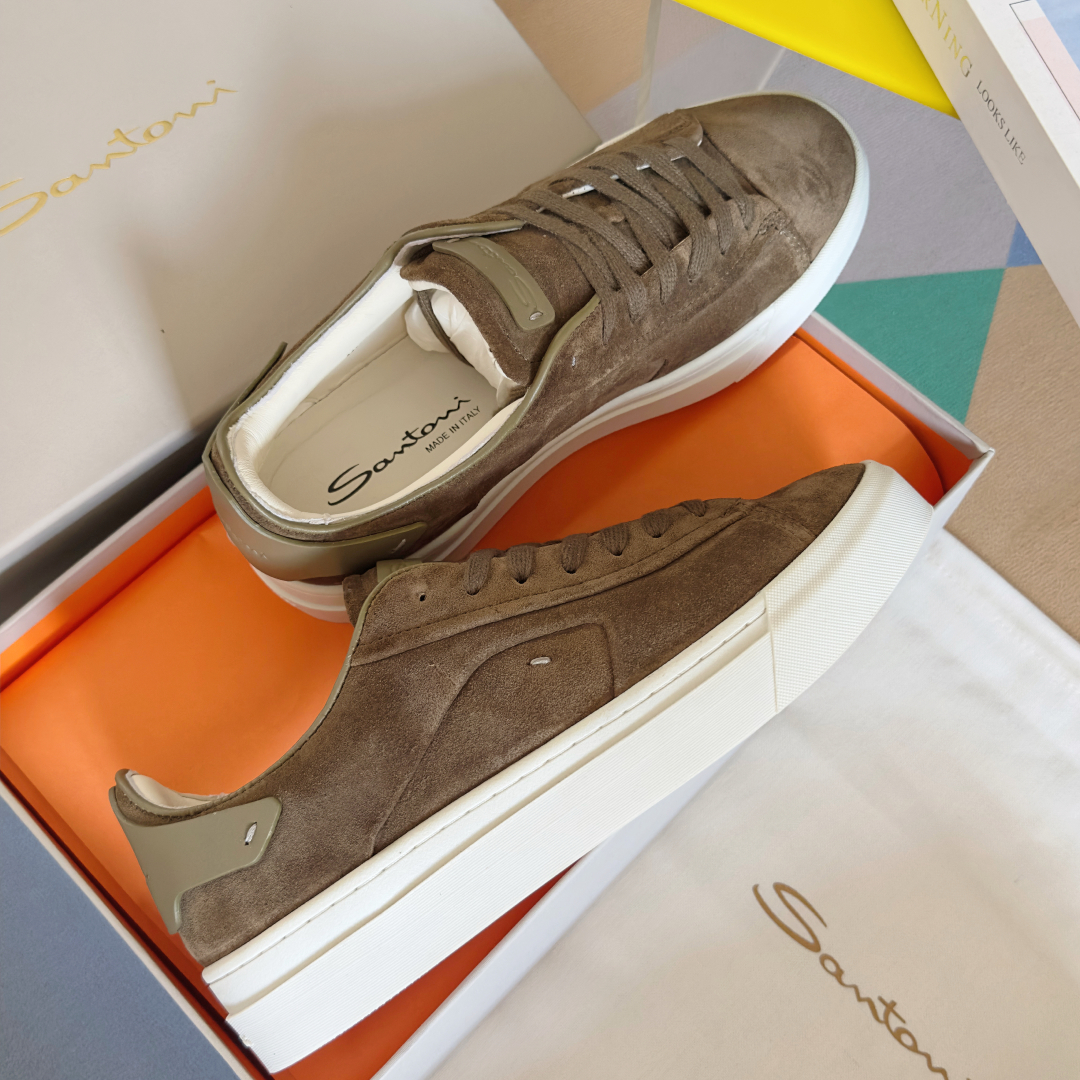 顶级版本：男款
Santoni 圣东尼 最新 黑白休闲 运动鞋 板鞋 小白鞋
原版购入开发 做货 从最深