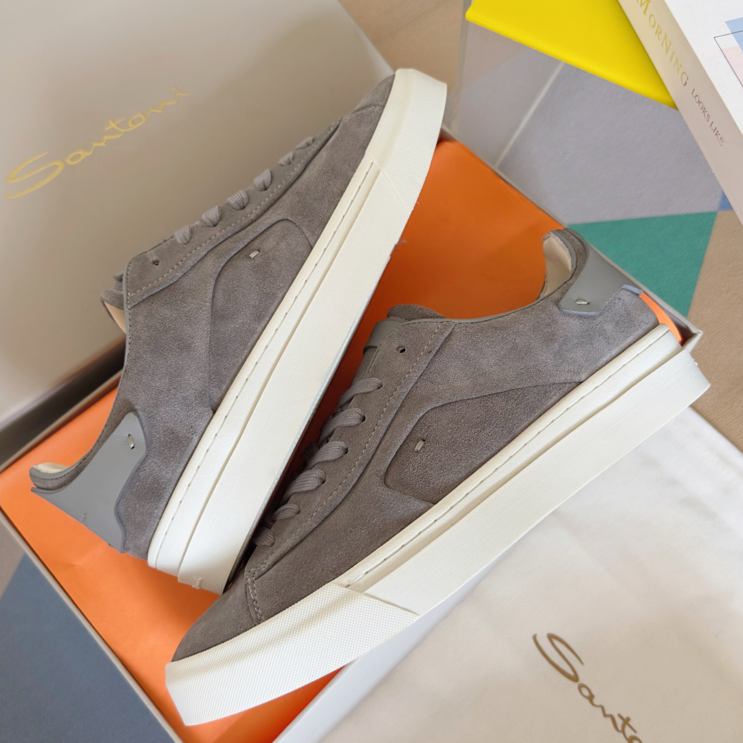顶级版本：男款
Santoni 圣东尼 最新 黑白休闲 运动鞋 板鞋 小白鞋
原版购入开发 做货 从最深