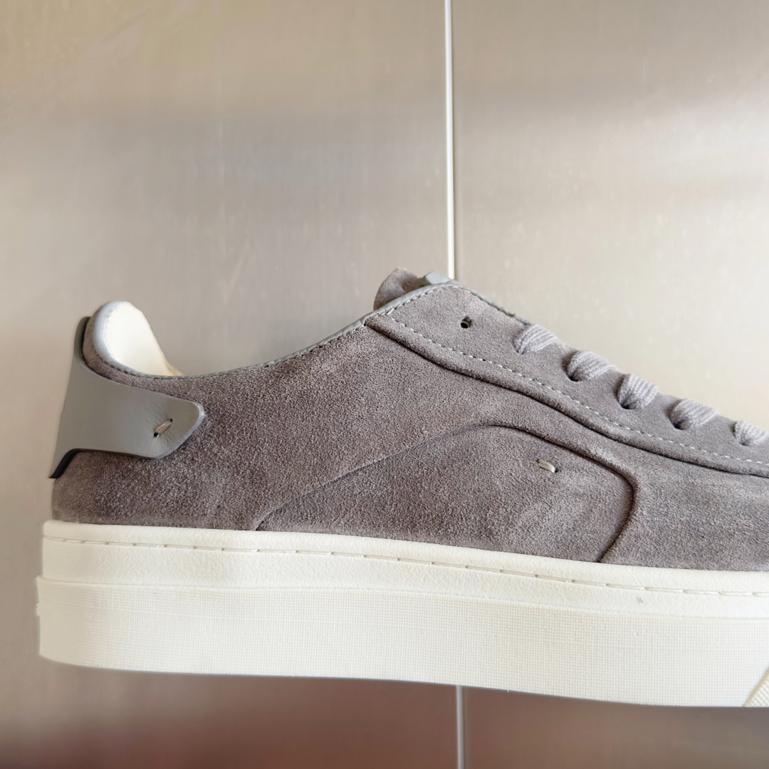 顶级版本：男款
Santoni 圣东尼 最新 黑白休闲 运动鞋 板鞋 小白鞋
原版购入开发 做货 从最深
