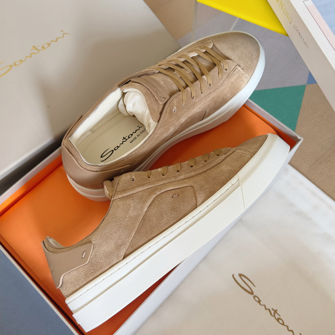 顶级版本：男款
Santoni 圣东尼 最新 黑白休闲 运动鞋 板鞋 小白鞋
原版购入开发 做货 从最深