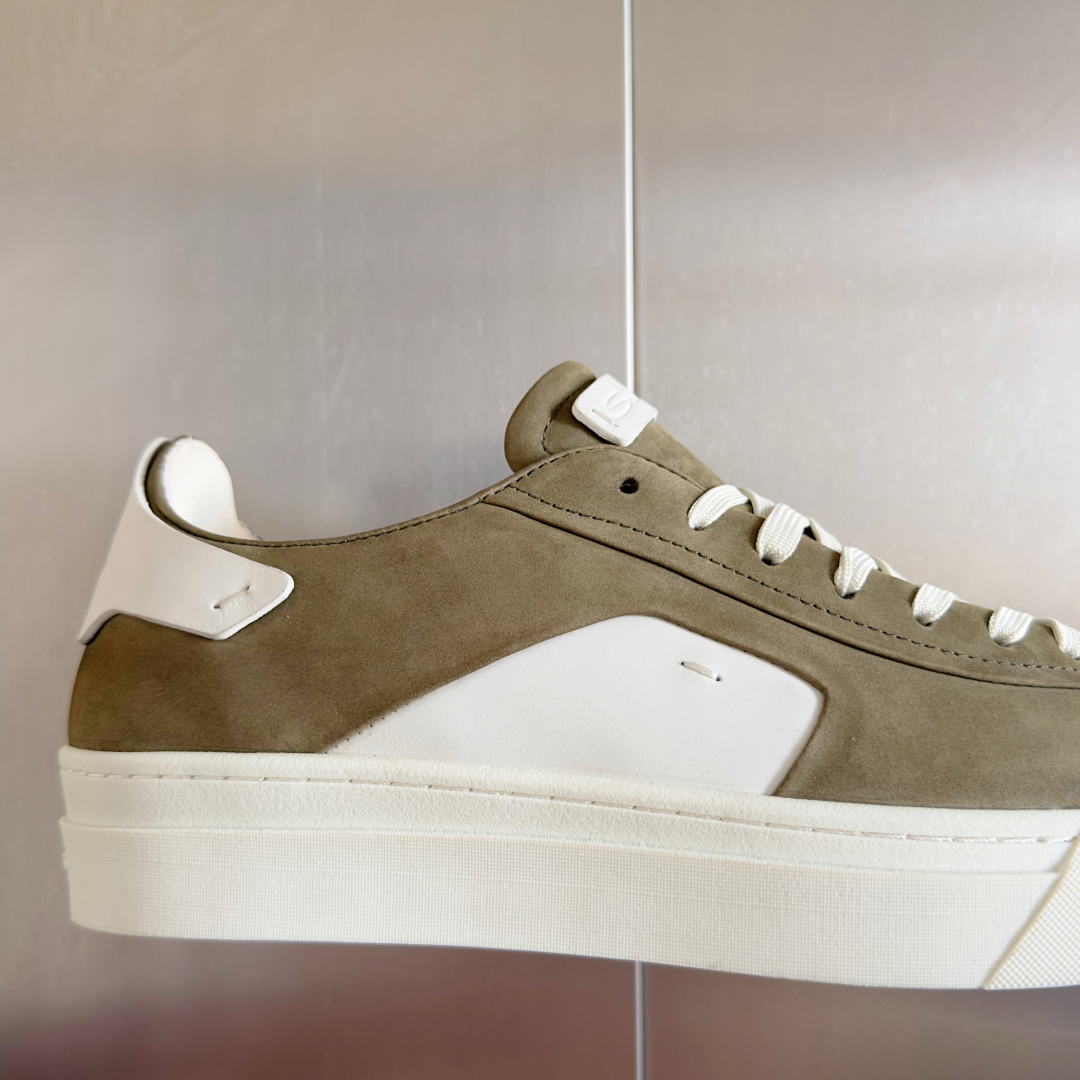 顶级版本：男款
Santoni 圣东尼 最新 黑白休闲 运动鞋 板鞋 小白鞋
原版购入开发 做货 从最深