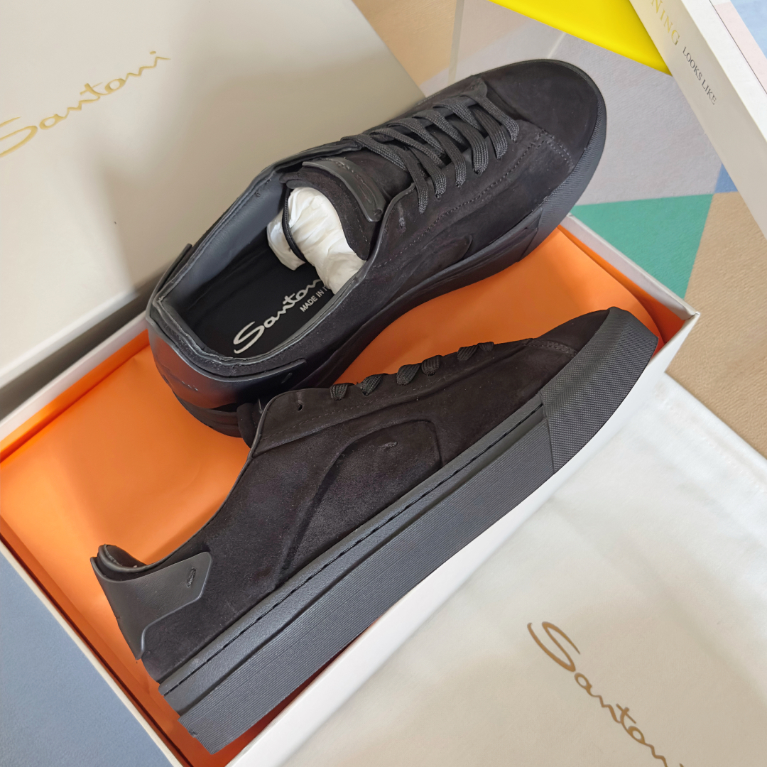顶级版本：男款
Santoni 圣东尼 最新 黑白休闲 运动鞋 板鞋 小白鞋
原版购入开发 做货 从最深