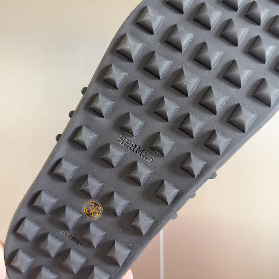 顶级版本：女款
Hermes爱马仕H家 Lazy系列 乐福鞋
原版购入开发 做货 这款Lazy乐福鞋 麂