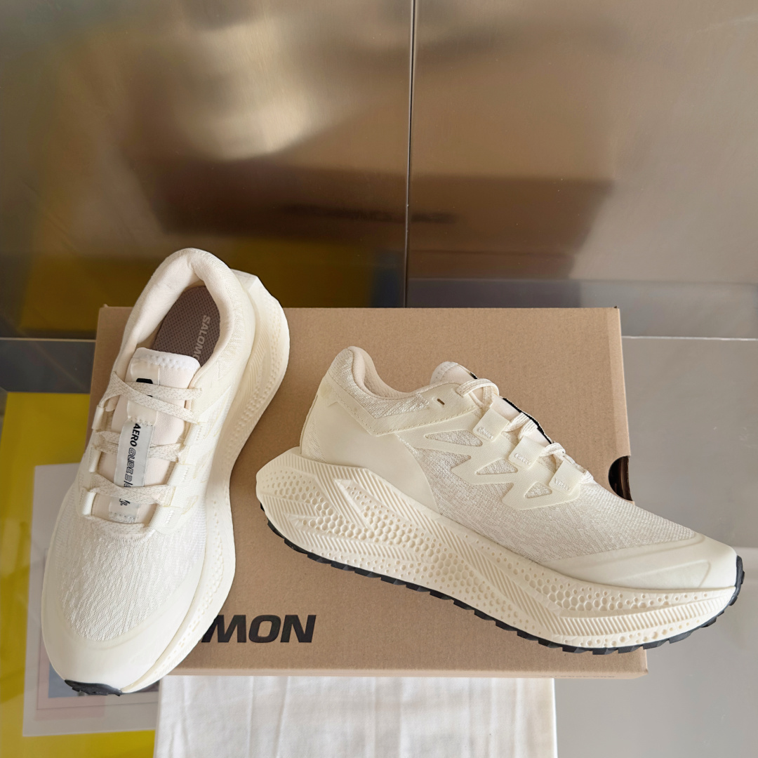 顶级版本:情侣款
Salomon 萨洛蒙Aero Glide 3代 超轻 户外 休闲 运动鞋 跑步鞋
約