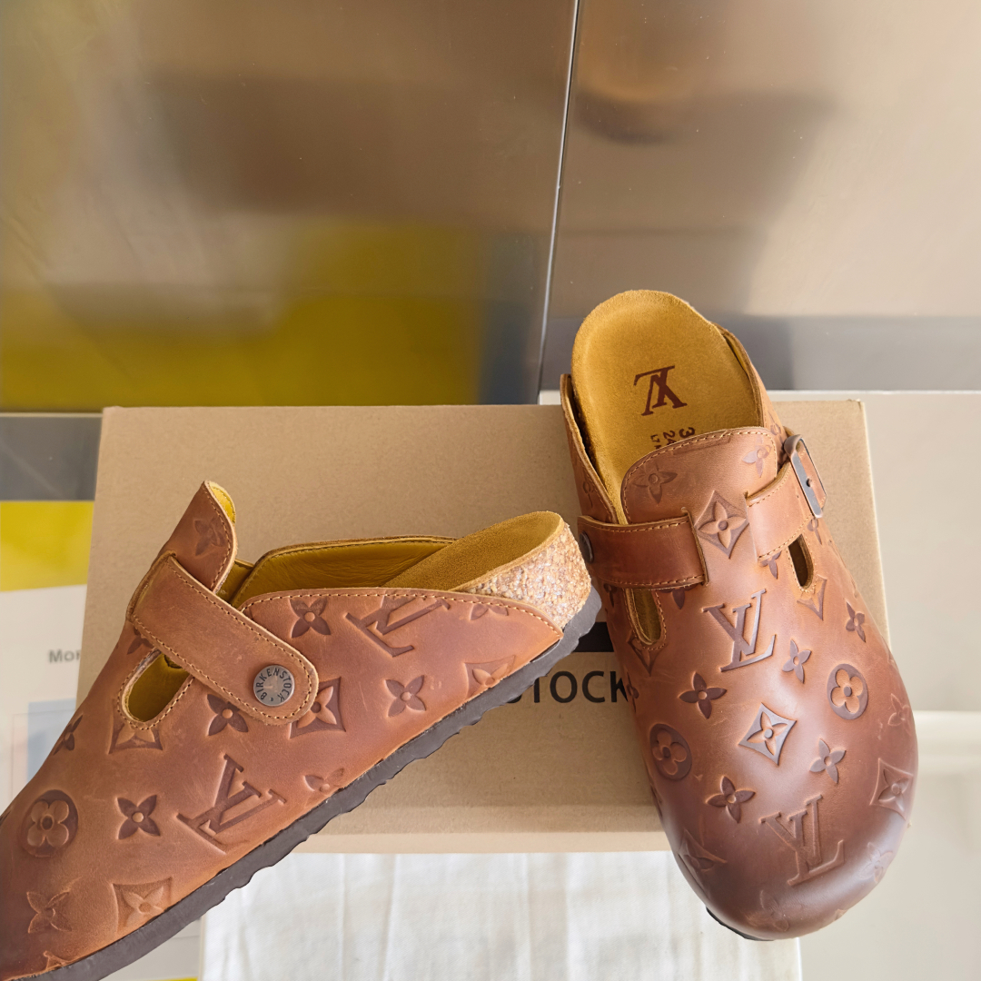 顶级版本：情侣款男士+10
Birkenstock x 联名Lv 情侣款 勃肯鞋 休闲 爆头 拖鞋
Bi