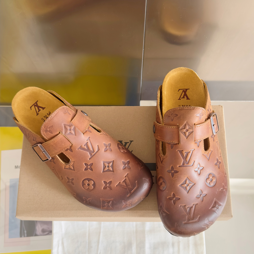 顶级版本：情侣款男士+10
Birkenstock x 联名Lv 情侣款 勃肯鞋 休闲 爆头 拖鞋
Bi