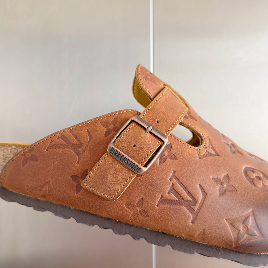 顶级版本：情侣款男士+10
Birkenstock x 联名Lv 情侣款 勃肯鞋 休闲 爆头 拖鞋
Bi