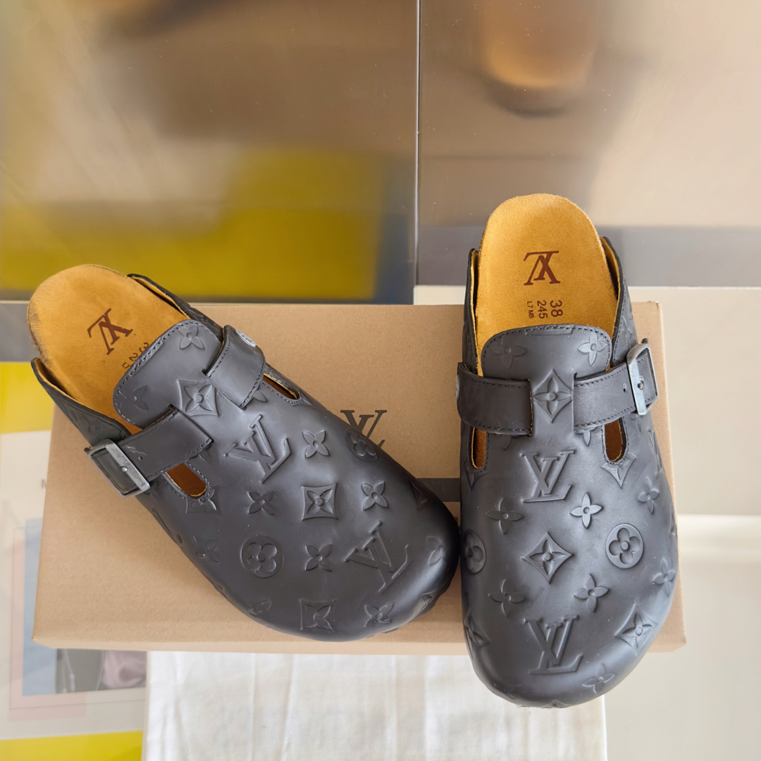 顶级版本：情侣款男士+10
Birkenstock x 联名Lv 情侣款 勃肯鞋 休闲 爆头 拖鞋
Bi
