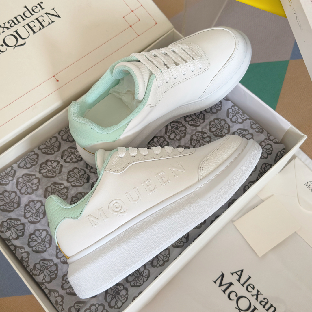 顶级版本：情侣款
ALEXANDER MCQUEEN/亚历山大·麦昆 情侣款 休闲运动鞋 小白鞋
原版购