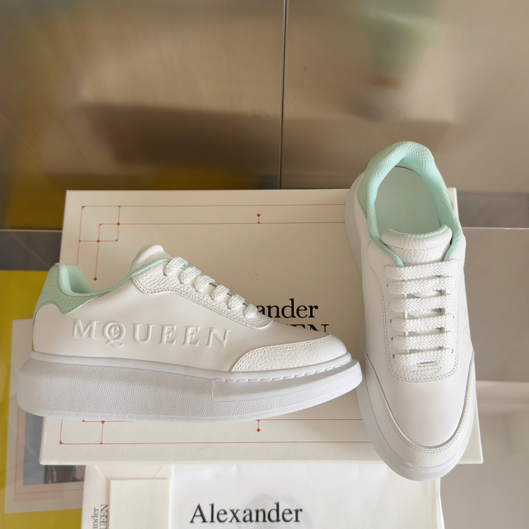 顶级版本：情侣款
ALEXANDER MCQUEEN/亚历山大·麦昆 情侣款 休闲运动鞋 小白鞋
原版购