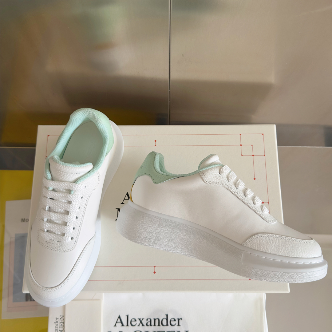 顶级版本：情侣款
ALEXANDER MCQUEEN/亚历山大·麦昆 情侣款 休闲运动鞋 小白鞋
原版购