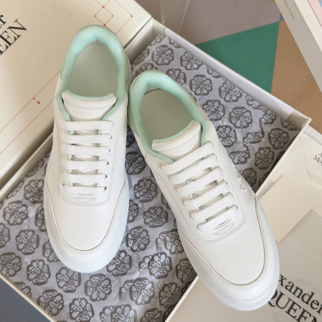 顶级版本：情侣款
ALEXANDER MCQUEEN/亚历山大·麦昆 情侣款 休闲运动鞋 小白鞋
原版购
