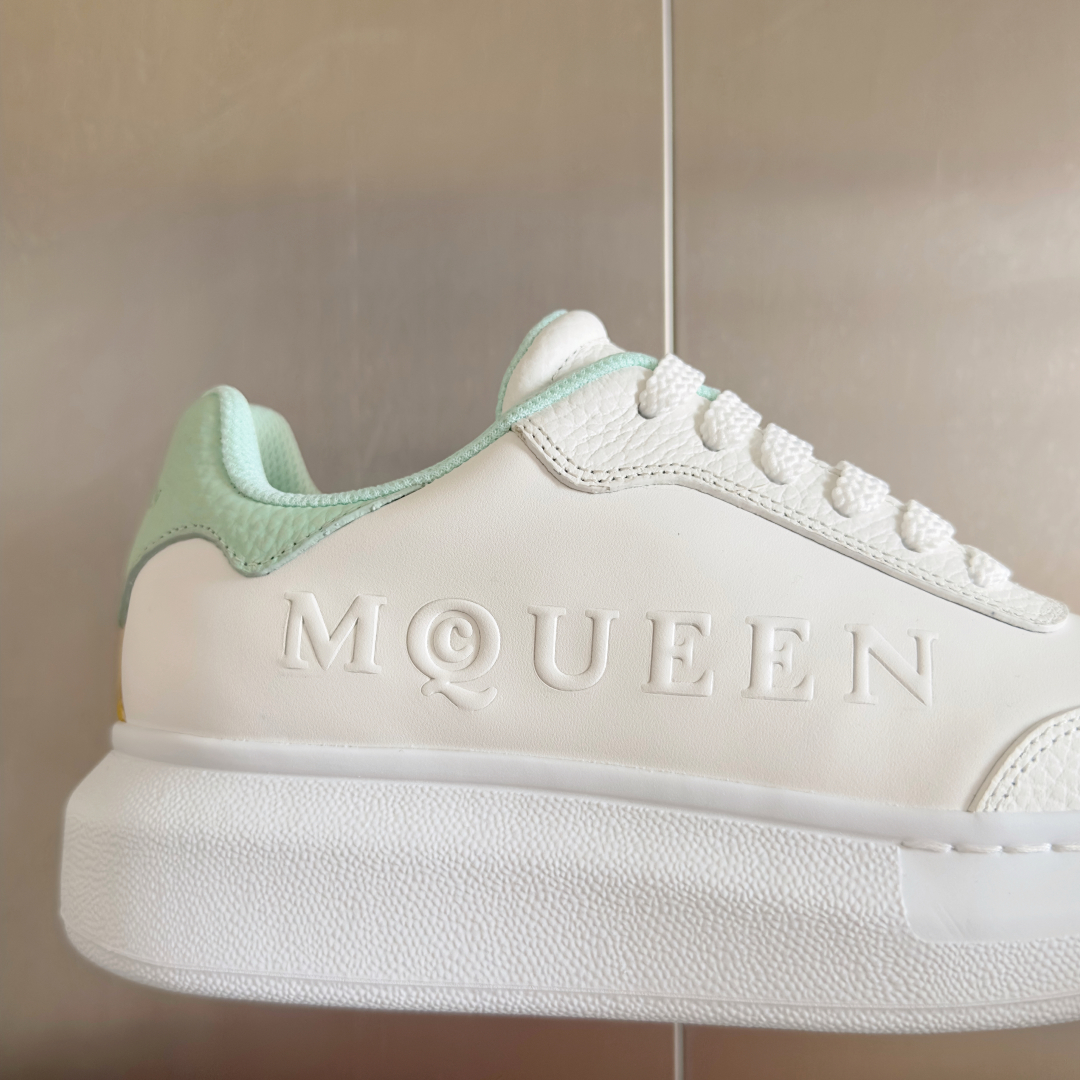 顶级版本：情侣款
ALEXANDER MCQUEEN/亚历山大·麦昆 情侣款 休闲运动鞋 小白鞋
原版购