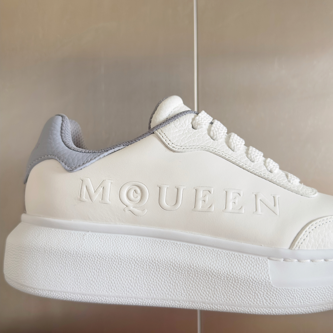 顶级版本：情侣款
ALEXANDER MCQUEEN/亚历山大·麦昆 情侣款 休闲运动鞋 小白鞋
原版购