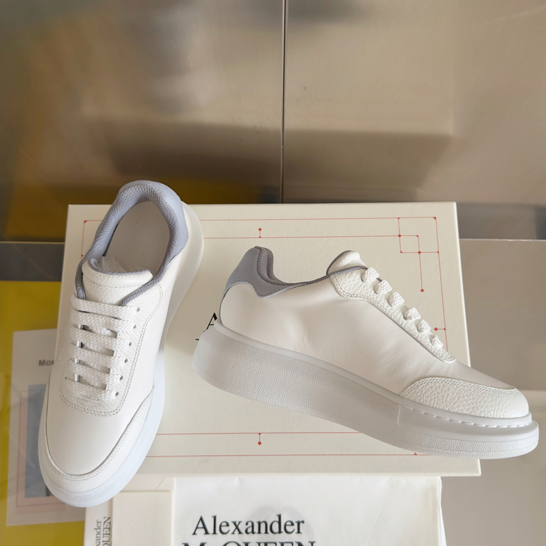 顶级版本：情侣款
ALEXANDER MCQUEEN/亚历山大·麦昆 情侣款 休闲运动鞋 小白鞋
原版购