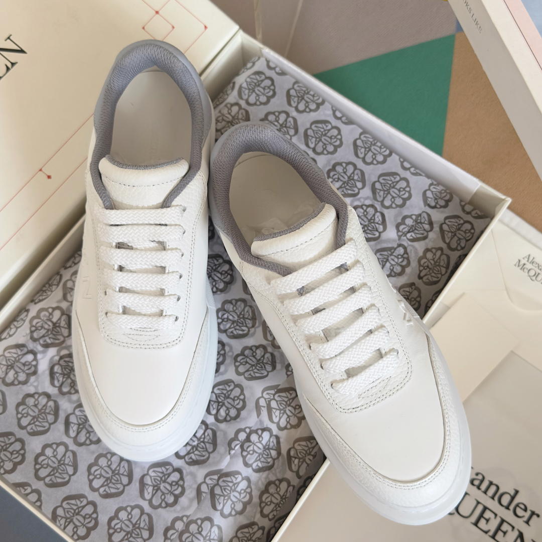 顶级版本：情侣款
ALEXANDER MCQUEEN/亚历山大·麦昆 情侣款 休闲运动鞋 小白鞋
原版购