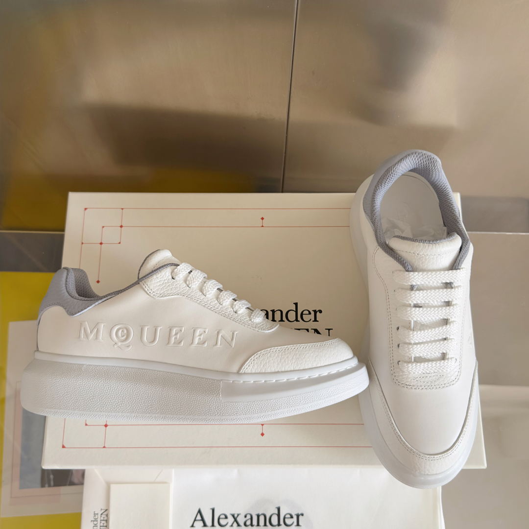 顶级版本：情侣款
ALEXANDER MCQUEEN/亚历山大·麦昆 情侣款 休闲运动鞋 小白鞋
原版购