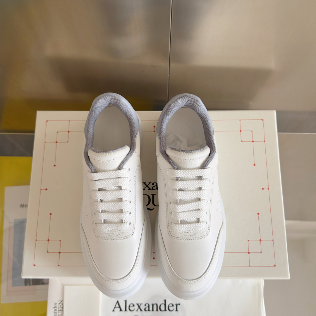 顶级版本：情侣款
ALEXANDER MCQUEEN/亚历山大·麦昆 情侣款 休闲运动鞋 小白鞋
原版购