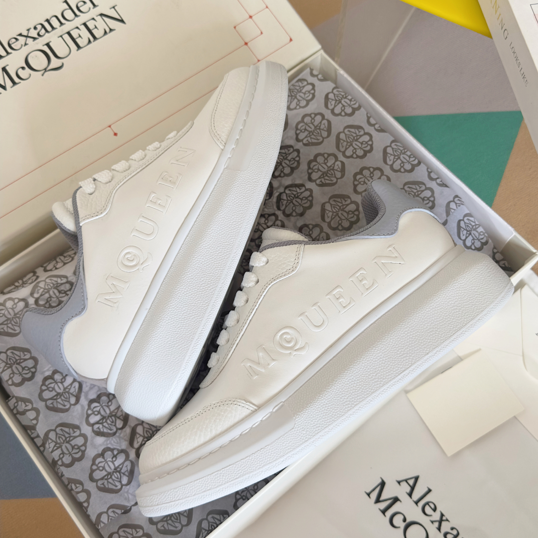 顶级版本：情侣款
ALEXANDER MCQUEEN/亚历山大·麦昆 情侣款 休闲运动鞋 小白鞋
原版购